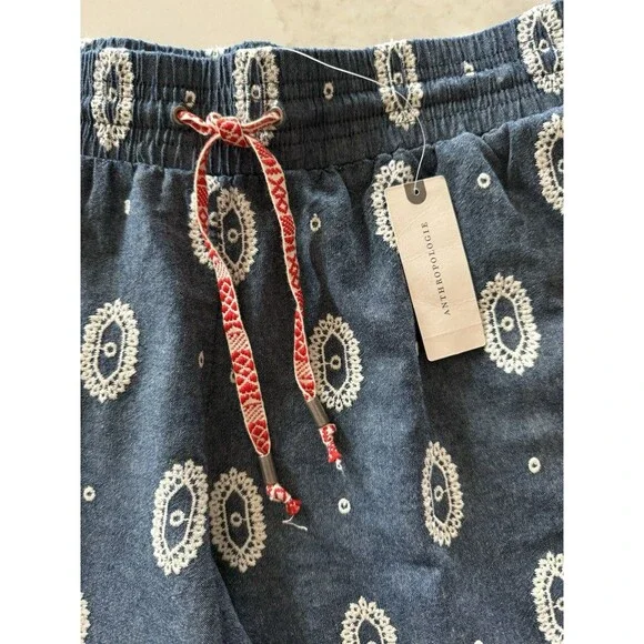 ett:twa  Anthropologie Embroidered Chambray Eyelet Scallop Shorts  Small - Picture 2 of 4
